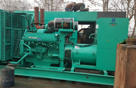 共和发电机组如何判断水冷式机油散热器内部是否需要清洗？